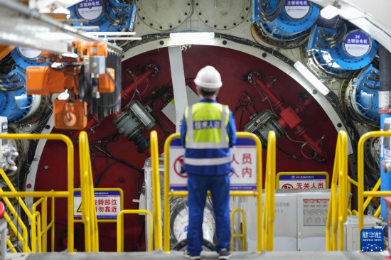   2月25日，中铁十四局技术人员在甬舟铁路金塘海底隧道“甬舟号”盾构机内关注设备运行情况。新华社记者 黄宗治 摄