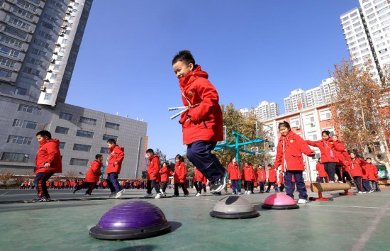 石家庄市翟营大街小学学生与老师在课间做游戏。新华社发（梁子栋 摄）