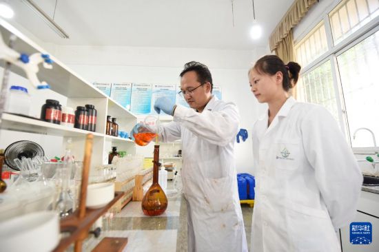  在成都金堂海天水务有限公司，谭周亮（左）在现场指导学生进行实验（2022年8月23日摄）。新华社记者 刘坤 摄
