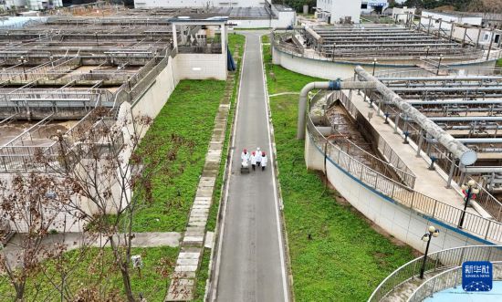  3月18日，在成都市大邑县污水处理厂，合成微生物组与污水资源化创新团队科研人员在为实验收集样本。  新华社记者 刘坤 摄