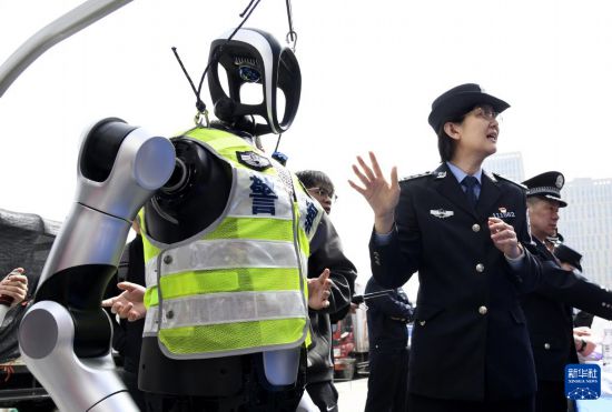  3月24日，一名女警官在介紹機器人的警務職能。新華社記者 李紫恆 攝