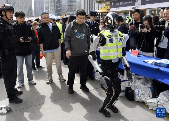 3月24日，警用機器人在活動現場與觀眾互動。新華社記者 李紫恆 攝
