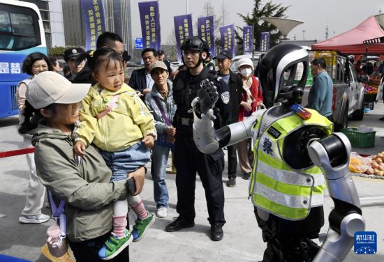 3月24日，警用機器人與群眾互動。  新華社記者 李紫恆 攝