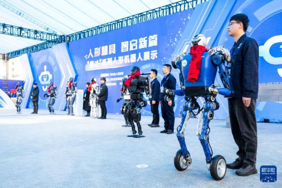   2月5日，10款“楚才”系列人形機器人在湖北全省加快建成中部地區崛起重要戰略支點推進大會現場亮相。 新華社記者 肖藝九 攝