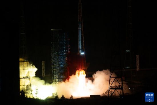 3月26日23时55分，我国在西昌卫星发射中心使用长征三号乙运载火箭，成功将天链二号04星发射升空，卫星顺利进入预定轨道，发射任务获得圆满成功。新华社发（许立豪 摄）