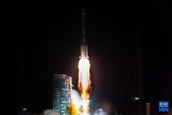 3月26日23时55分，我国在西昌卫星发射中心使用长征三号乙运载火箭，成功将天链二号04星发射升空，卫星顺利进入预定轨道，发射任务获得圆满成功。新华社发（许立豪 摄）