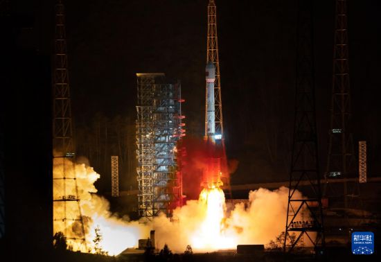 3月26日23时55分，我国在西昌卫星发射中心使用长征三号乙运载火箭，成功将天链二号04星发射升空，卫星顺利进入预定轨道，发射任务获得圆满成功。新华社发（许立豪 摄）