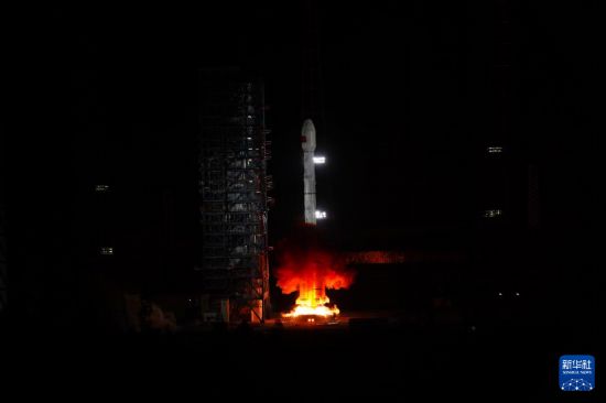 3月26日23时55分，我国在西昌卫星发射中心使用长征三号乙运载火箭，成功将天链二号04星发射升空，卫星顺利进入预定轨道，发射任务获得圆满成功。新华社发（许立豪 摄）