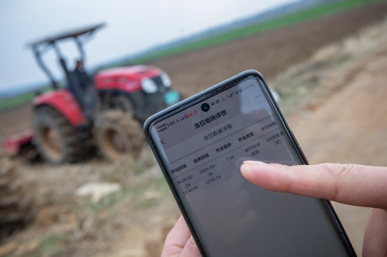 農戶通過手機查看農機作業數據。（黃陂區委宣傳部供圖）