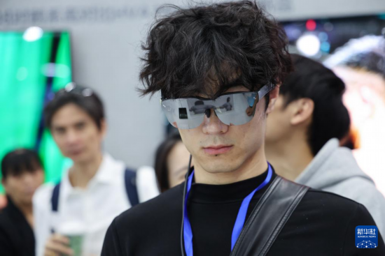 4月9日，觀眾在第十三屆中國電子信息博覽會上體驗一款智能眼鏡。新華社記者 梁旭 攝
