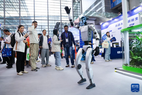 4月9日，觀眾在第十三屆中國電子信息博覽會上觀看人形機器人展示。新華社記者 梁旭 攝