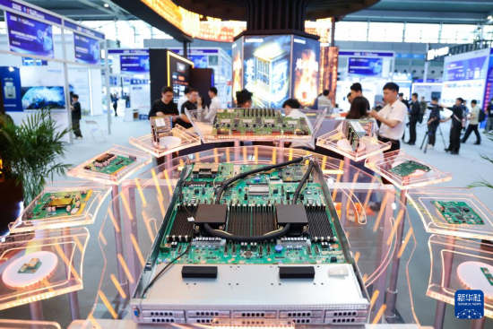 4月9日，觀眾在第十三屆中國電子信息博覽會上觀展。新華社記者 梁旭 攝