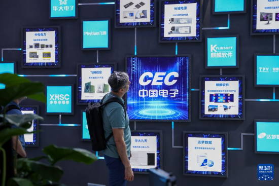 4月9日，觀眾在第十三屆中國電子信息博覽會上觀展。新華社記者 梁旭 攝