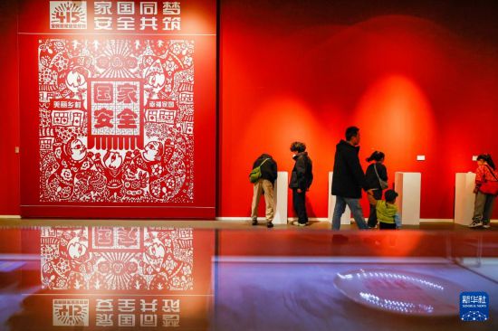 4月13日，市民在天津美術館參觀天津市全民國家安全教育10周年優秀非遺作品展。新華社發（杜鵬輝攝）