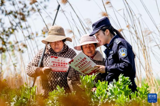 4月13日，在江蘇省泰州市海陵區蘇陳鎮徐庄村，民警走進田野裡為村民講解國家安全相關知識。新華社發（楊玉崗攝）