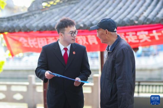 4月13日，江蘇省興化市人民法院干警在公園向群眾宣傳國家安全知識。 新華社發（周社根攝）