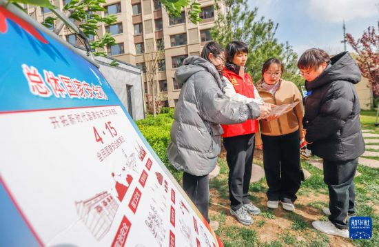 4月13日，河北省遵化市華明路街道志願者給居民講解全民國家安全知識。新華社發（劉滿倉攝）