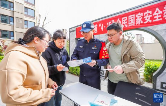 4月13日，警務人員在河北省遵化市華明路街道給居民講解全民國家安全知識。新華社發（劉滿倉攝）