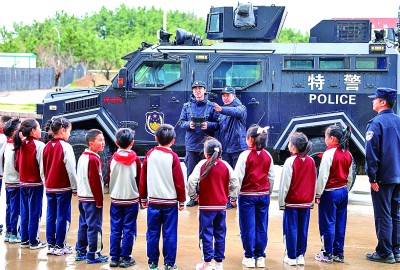 在山東省榮成市府新小學操場，特巡警隊員向學生展示警用無人機的用途及使用方法。新華社發