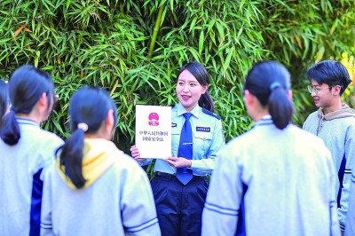 在江蘇省興化市第一中學，興化市司法局法治宣講員給學生講解國家安全相關法律法規知識。新華社發