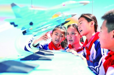 在河北省唐山市豐潤區常庄鎮大楊庄小學，學生通過模型了解國防武器知識。新華社發
