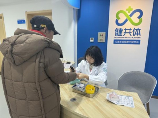 微醫的健康管理師正在為居民做檢查。