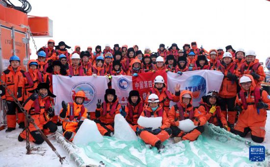 4月13日，中國第41次南極考察隊南極羅斯海聯合航次的隊員在“雪龍2”號艉甲板合影留念。新華社記者 黃韜銘 攝