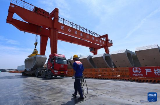 4月16日，工人從隧道弧形件吊裝現場走過。新華社記者 方喆 攝