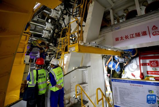 4月16日，工程技術人員在“領航號”盾構機內查看施工現場。新華社記者 方喆 攝
