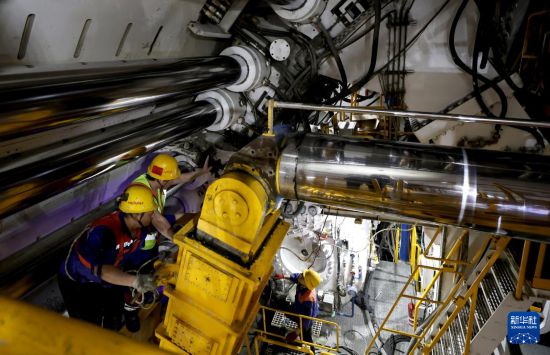 4月16日，技術工人在“領航號”盾構機刀盤后部進行施工作業。新華社記者 方喆 攝