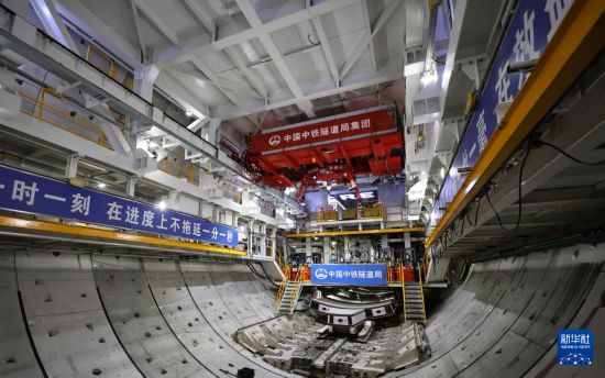 這是4月16日拍攝的“領航號”盾構機內的管片輸送軌道（下）。新華社記者 方喆 攝