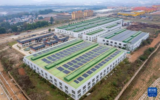 這是4月15日拍攝的位於雲南省臨滄市的綠賽可新材料（雲南）有限公司（無人機照片）。該企業為當地利用甘蔗渣生產環保可降解餐具的龍頭企業。新華社記者 陳欣波 攝