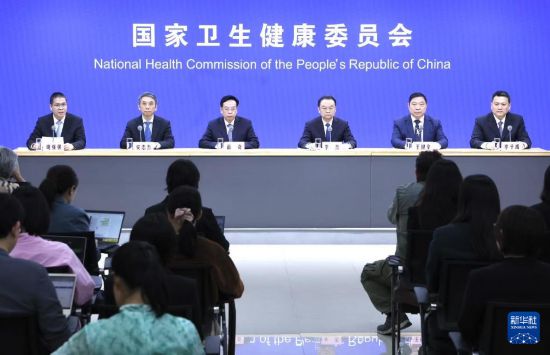 4月18日，国家卫生健康委在北京召开新闻发布会，介绍时令节气与健康（谷雨）有关情况，并答记者问。新华社记者 张玉薇 摄