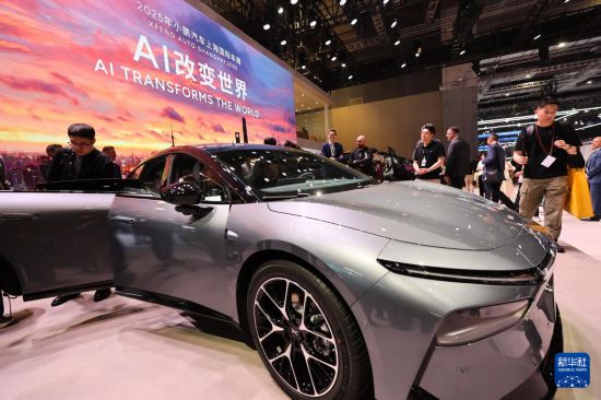 4月23日，參觀者在“AUDI”品牌E5純電汽車旁駐足觀看。新華社記者 方喆 攝