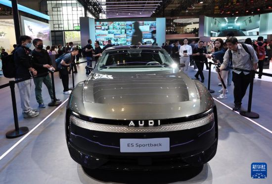 4月23日，參觀者在“AUDI”品牌E5純電汽車旁駐足觀看。新華社記者 方喆 攝
