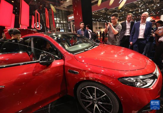 4月23日，參觀者在“AUDI”品牌E5純電汽車旁駐足觀看。新華社記者 方喆 攝