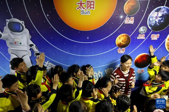 4月24日，在山東省棗庄市市中區文化路小學航天科普館，老師為學生們普及航天知識。新華社發（孫中喆 攝）