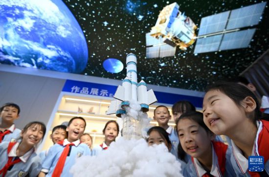 4月24日，在山東省青島市西海岸新區太行山路小學，老師給同學們講解航天知識。新華社發（王繼林 攝）