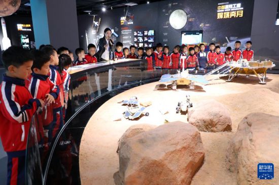 4月24日，在山東省濱州市博興縣科技館，講解員在為博興縣店子鎮中心幼兒園的小朋友講解航天知識。新華社發（陳彬 攝）