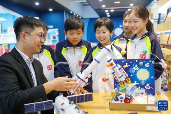 4月24日，在山東省青島市西海岸新區太行山路小學，老師給同學們講解航天知識。新華社發（王繼林 攝）