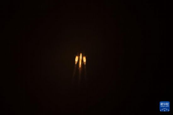 4月29日4時10分，我國在文昌航天發射場使用長征五號乙運載火箭/遠征二號上面級，成功將衛星互聯網低軌03組衛星發射升空，衛星順利進入預定軌道，發射任務獲得圓滿成功。新華社發（都鑫鑫 攝）
