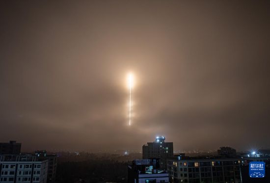 4月29日4時10分，我國在文昌航天發射場使用長征五號乙運載火箭/遠征二號上面級，成功將衛星互聯網低軌03組衛星發射升空，衛星順利進入預定軌道，發射任務獲得圓滿成功。新華社記者 蒲曉旭 攝