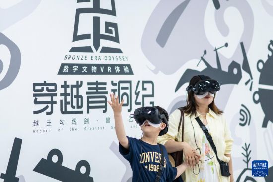 4月29日，觀眾使用VR設備體驗《穿越青銅紀》。新華社記者 伍志尊 攝