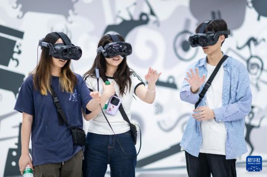 4月29日，觀眾使用VR設備體驗《穿越青銅紀》。新華社記者 伍志尊 攝