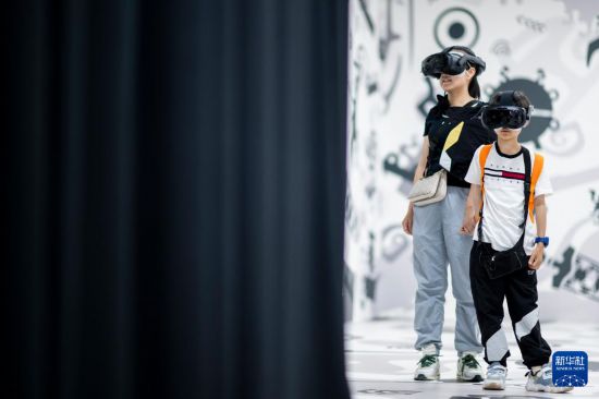 4月29日，觀眾使用VR設備體驗《穿越青銅紀》。新華社記者 伍志尊 攝