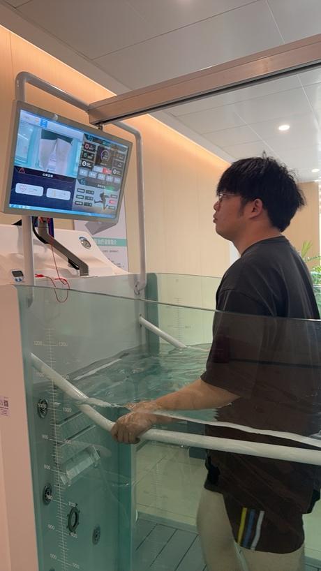 患者正在水療跑步機上跑步，這款設備利用水的阻力和浮力，幫助超重人群在減少關節損傷的同時有效減重。蘇州市康復醫院供圖