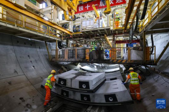 5月2日，中铁十一局施工人员在“羊城号”大盾构吊运隧道管片。新华社记者 刘大伟 摄