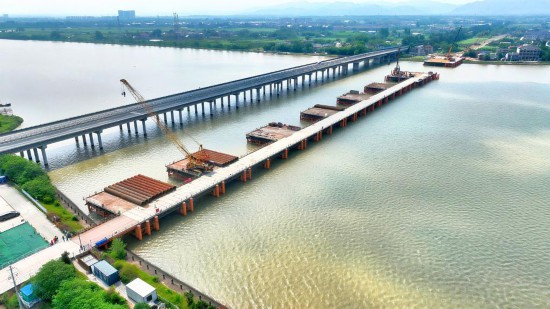 圖為衢麗鐵路衢江特大橋建設現場。（中鐵十一局供圖）