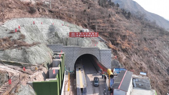 圖為天隴鐵路白楊裡隧道施工現場。（中鐵十六局供圖）