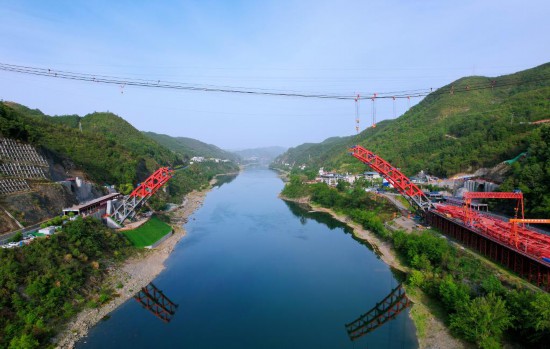 圖為安康漢江大橋施工現場。（中鐵十九局供圖）